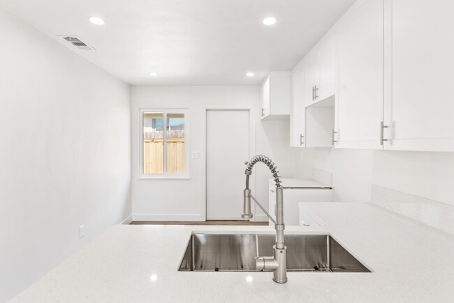 Building Photo - 939 27th St