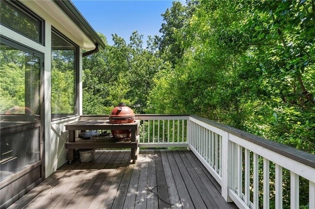 Building Photo - 663 Yorkshire Rd NE