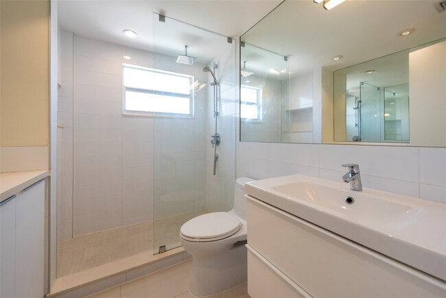 Building Photo - 2555 NE 11th St