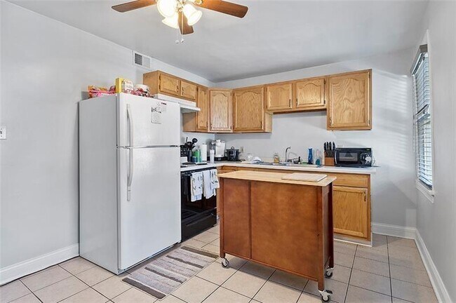 Building Photo - 858 Western Ave