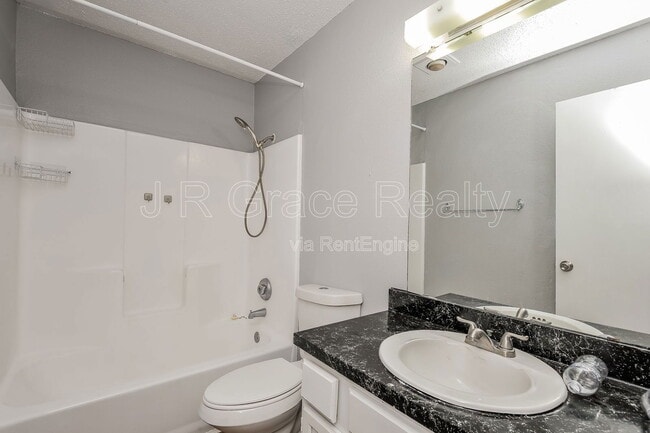 Building Photo - 5933 Shadydell Dr