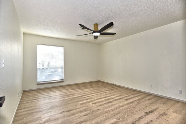 Building Photo - Updated 2 bed, 2 bath townhouse with 1,788...
