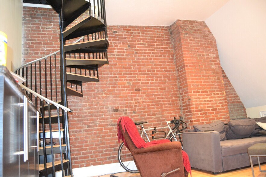 Building Photo - 1203 Beacon St