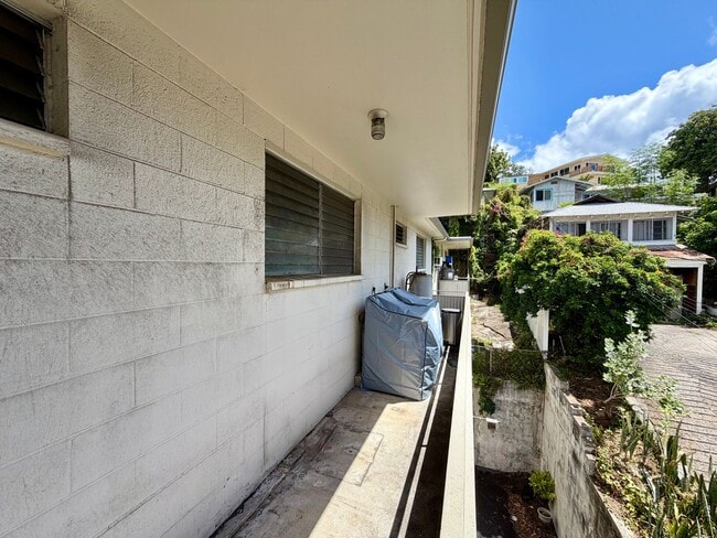 Building Photo - Punchbowl: 3 Bed, 1.25 Bath Apartment with 3 Tandem Parking Spots