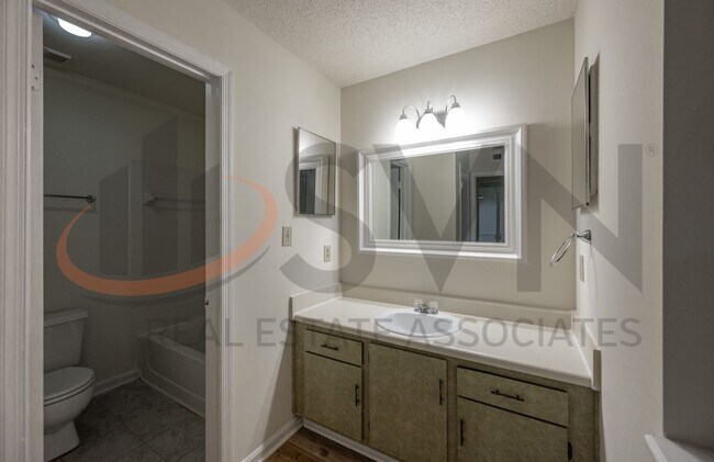 Building Photo - Spacious 2BR, 2BA Condo in Desirable Chapel Hill Community