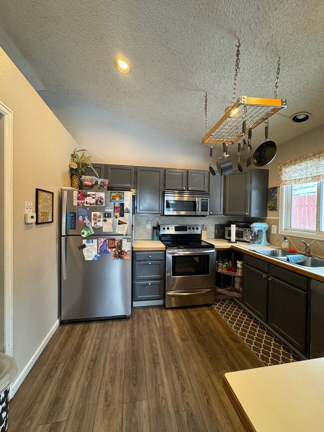 Building Photo - Great House