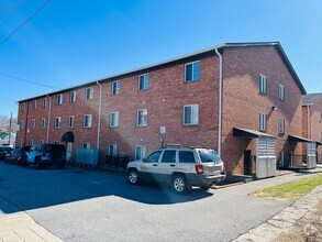 Building Photo - 4 Bedroom, 2 Bath Apartment * 4-Person Rat...