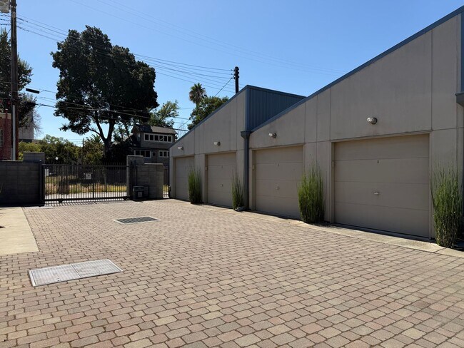 Building Photo - Rare Live/Work or Residential Opportunity in the Heart of North Oak Park!