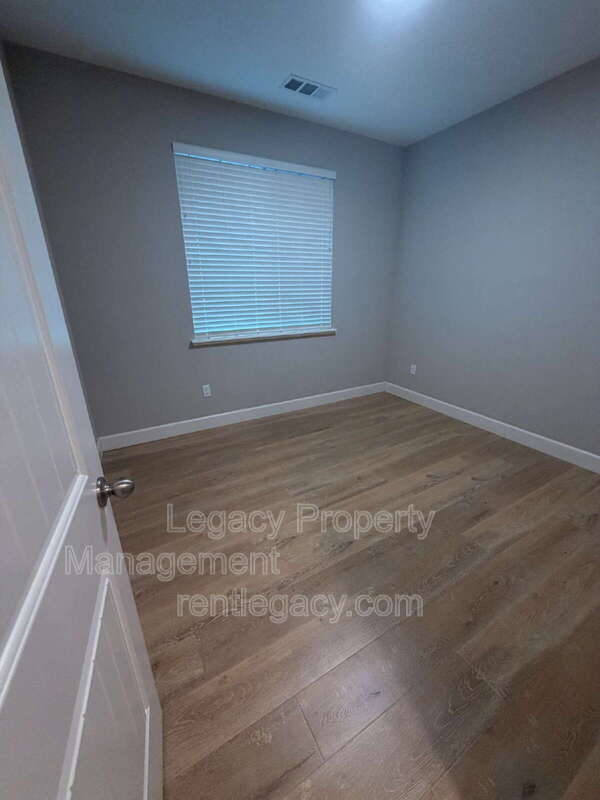 Building Photo - 452 Aster St