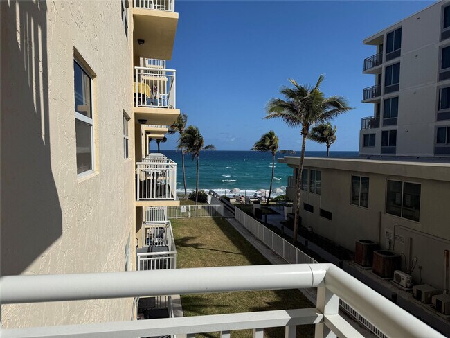 Building Photo - 1161 Hillsboro Mile