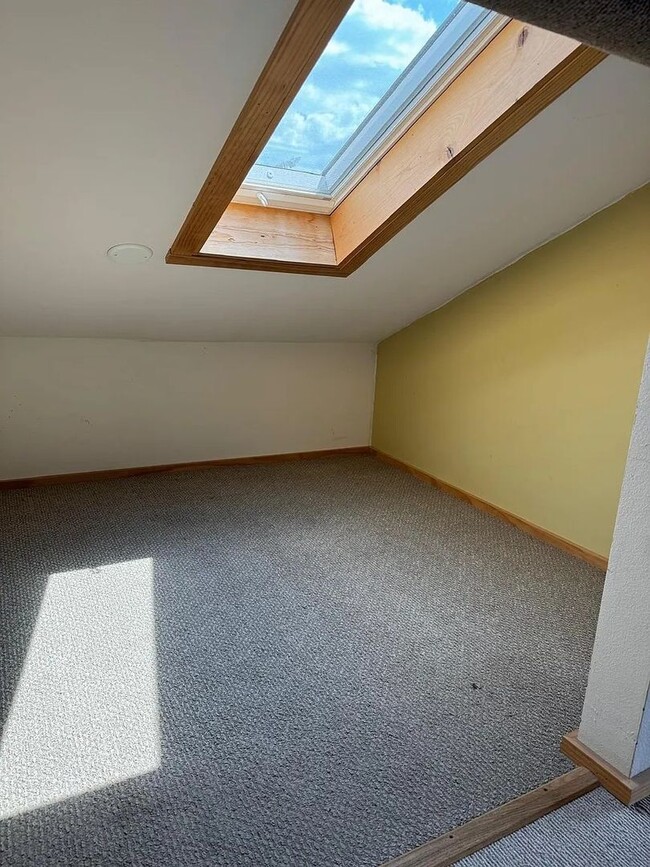 Building Photo - 2 Bedroom Mountain Home with Loft and Spec...