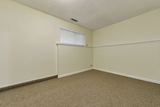 Building Photo - Remodeled  House - 4 Bed 2 Bath - Renton