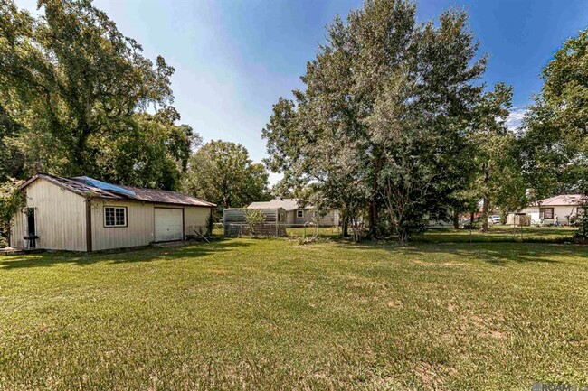 Building Photo - 3 Bedroom 1 Bathroom