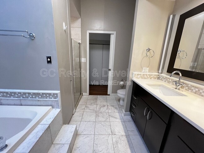 Building Photo - 1423 W Oakdale Ave