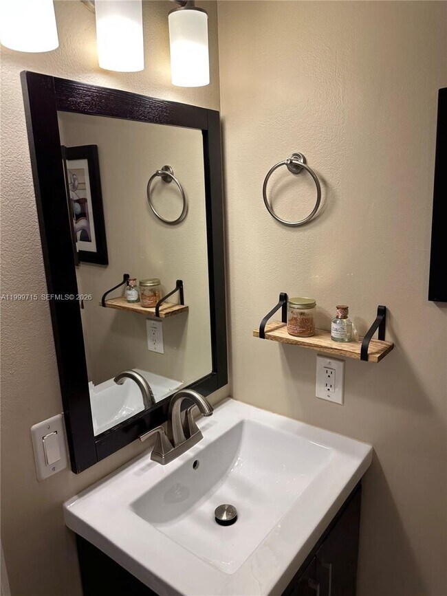 Building Photo - 925 NE 26th Ave