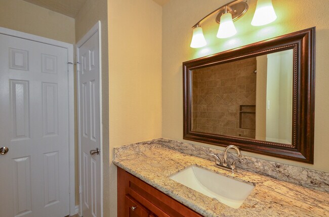 Building Photo - 3 BEDROOM TOWNHOME FOR LEASE IN LANGHAM CREEK