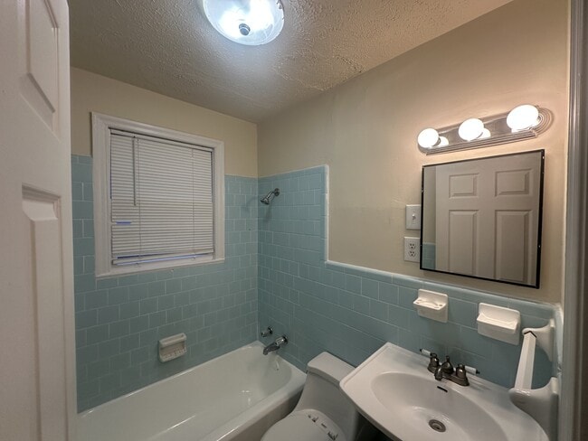 Building Photo - 717 Melrose Ave