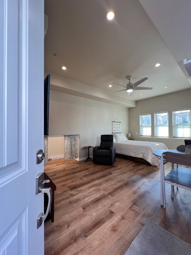 Building Photo - Fully Furnished Updated Studio