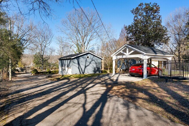 Building Photo - Gated versatile lifestyle property tucked into the heart of Tennessee’s most scenic countryside
