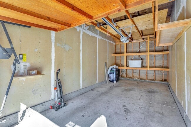 Building Photo - Upstairs Condo with Garage