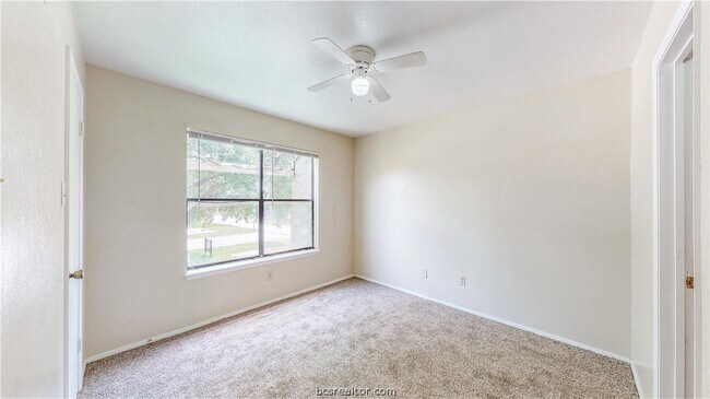 Building Photo - 303 Manuel Dr
