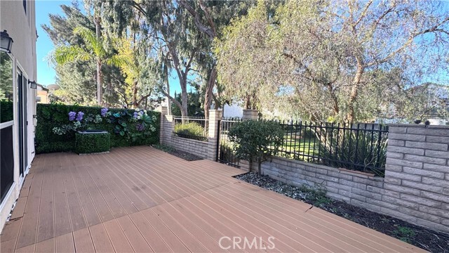 Building Photo - 16 Willow Tree Ln