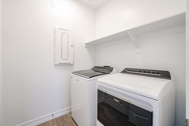 Building Photo - Beautiful Home in the Highly Desirable Vistancia Community of Peoria - HALF MONTH FREE!