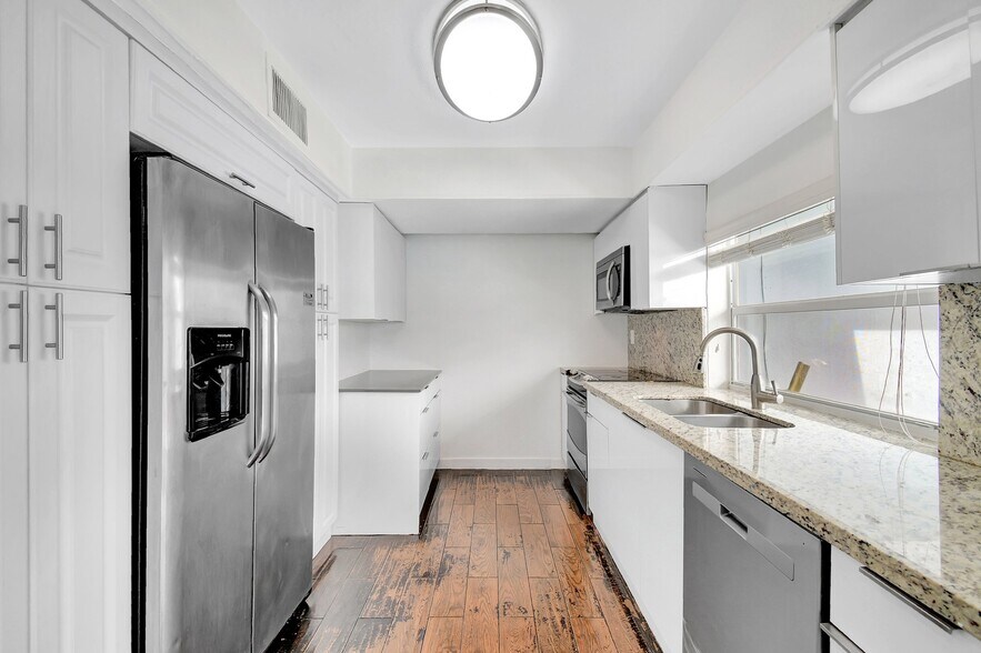 Building Photo - 8960 Sunset Strip