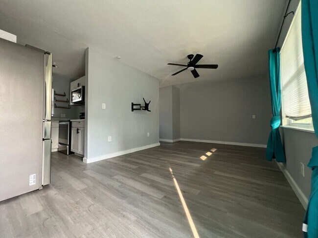 Building Photo - 351 Ave N NE