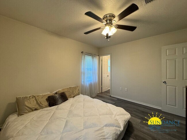 Building Photo - 3 Bedroom with Bonus living room!