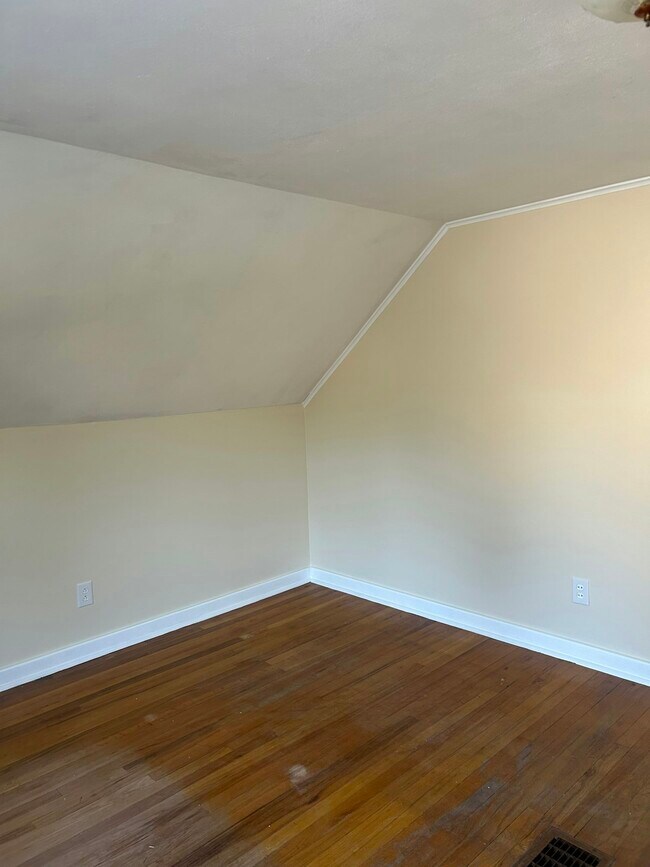 Building Photo - 213 Garden City Dr