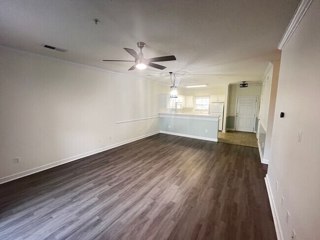 Building Photo - First Floor, 2 Bedroom, 2 Bath Condo with Screened Patio! Community Pool! Available Now!