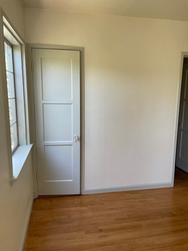 Building Photo - 14550 Moorpark St