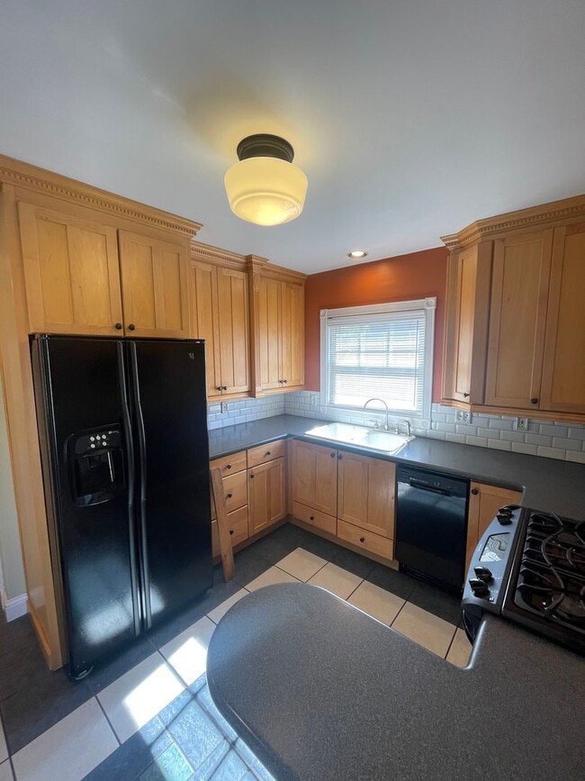 Building Photo - Stunning 3 bedroom/ 2 bath Victorian 2 sto...