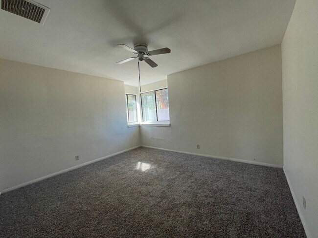 Building Photo - Four Bedroom Two Bathroom Home in Hemet!