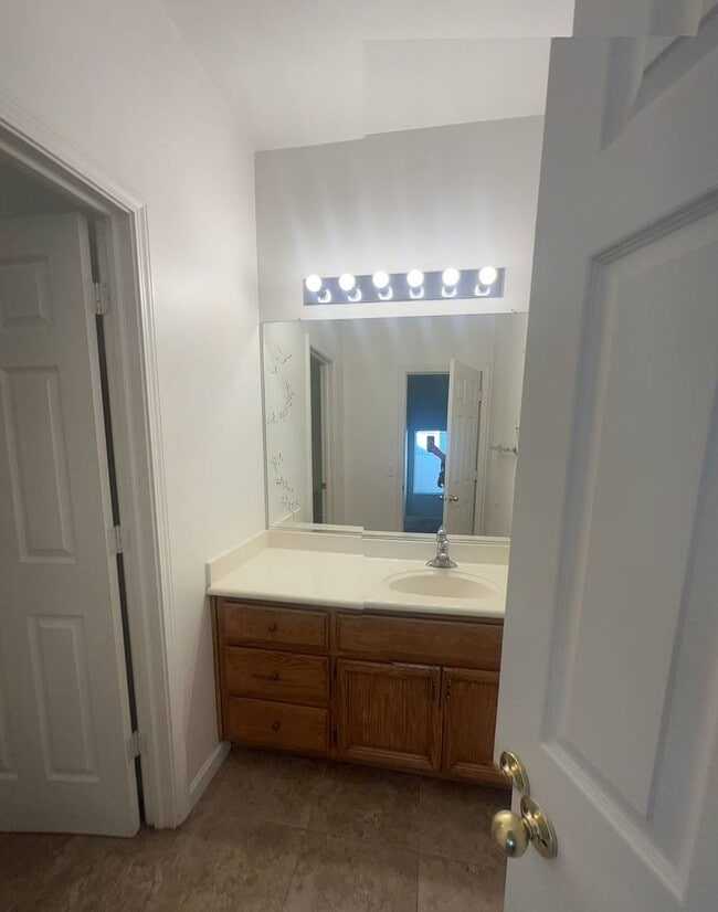 Building Photo - Spacious 4 Bed, 3 Bath Home in Madera – Pe...