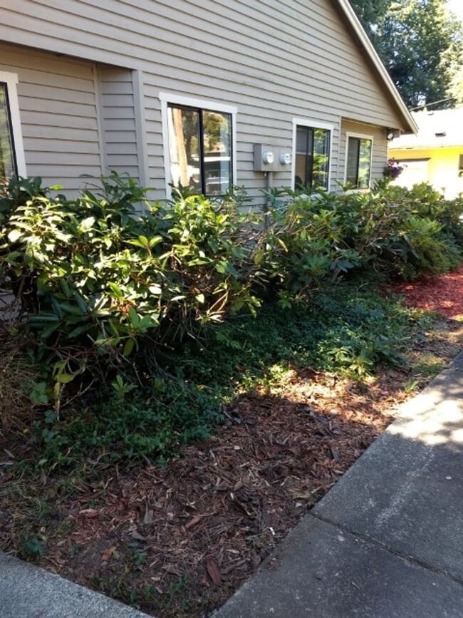 Primary Photo - 285 SE Croston Ln