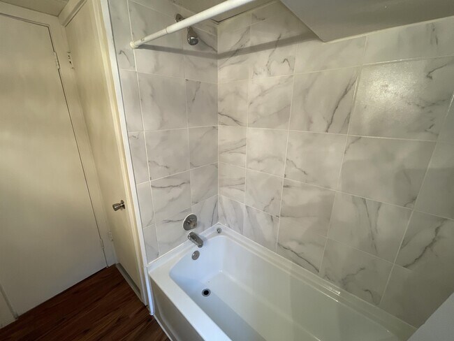 Building Photo - 122 W Market St