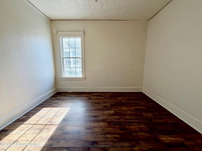 Building Photo - 2320 W Oak St