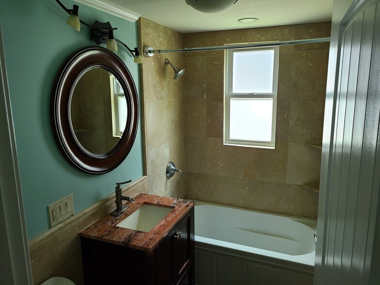 Main Bathroom - 55 Presentation Rd