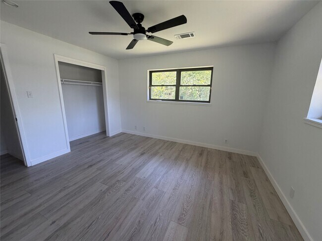 Building Photo - 143 Hollyvale Dr