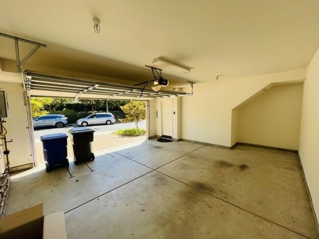Building Photo - Single Family Residence