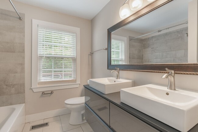 Building Photo - Charlotte Park/Nations bungalow home for r...