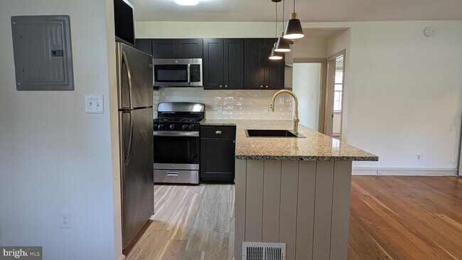 Building Photo - 2824 Midvale Ave