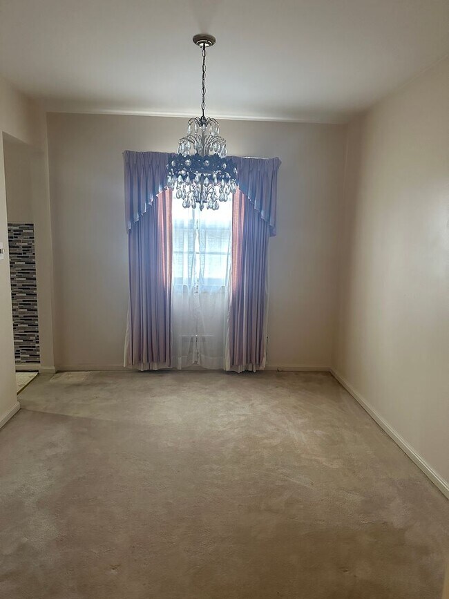 Building Photo - Available NOW - 4 beds/ 2 baths - $2,000/mo