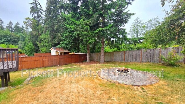 Building Photo - 1331 NE Gilmax Ln