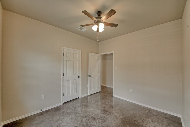 Building Photo - GORGEOUS 3 BEDROOM DUPLEX LOCATED IN BUDA, TEXAS!