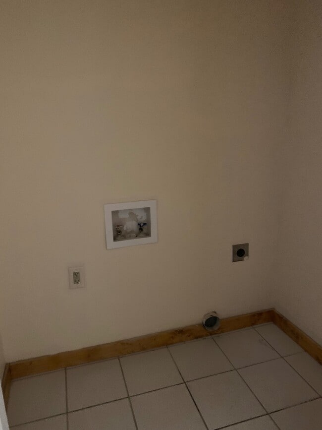 Building Photo - 213 S 28th St