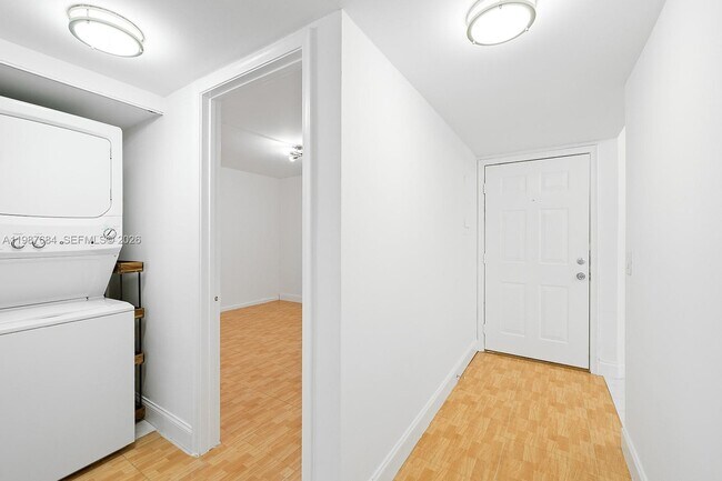 Building Photo - 1351 SW 125th Ave