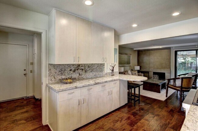 Building Photo - Elegant Fully Renovated 3/3 in Fair Oaks!